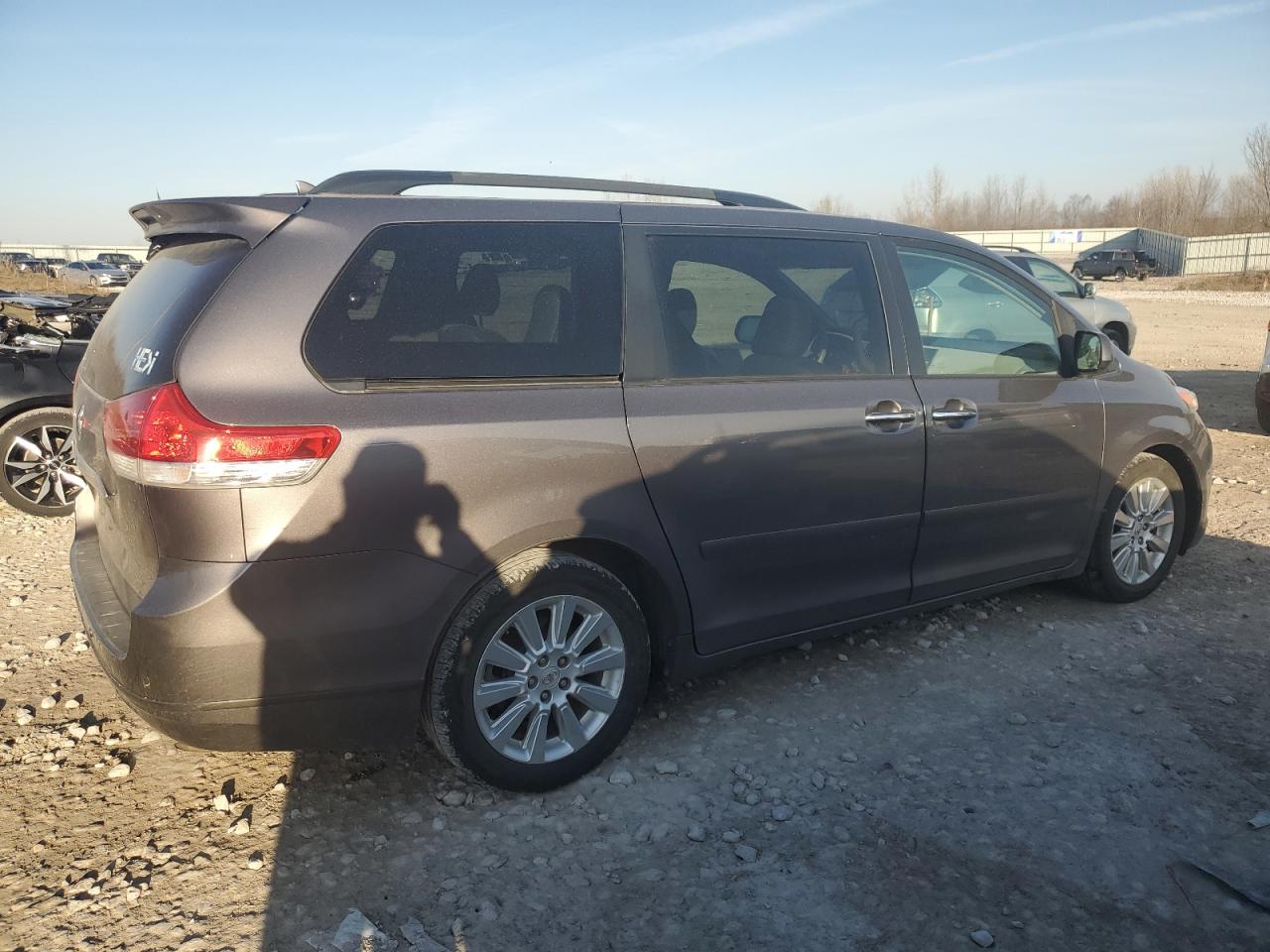 2011 Toyota Sienna VIN 5TDYK3DC7BS013640 Copart auction photo, front end damage thumbnail 3