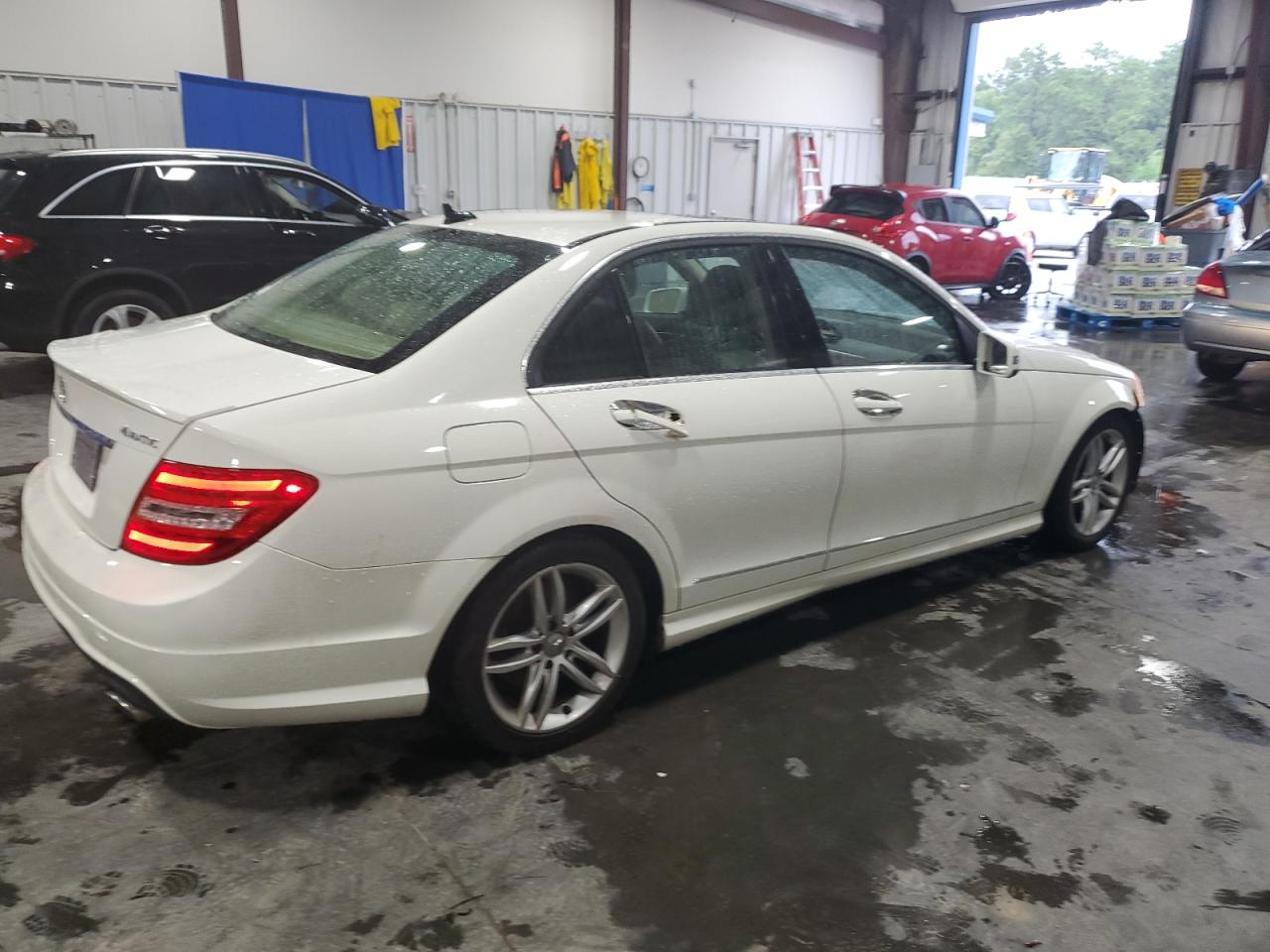 2012 Mercedes-Benz C-klasse VIN WDDGF8BB1CR211739 Copart auction photo, undercarriage damage thumbnail 3