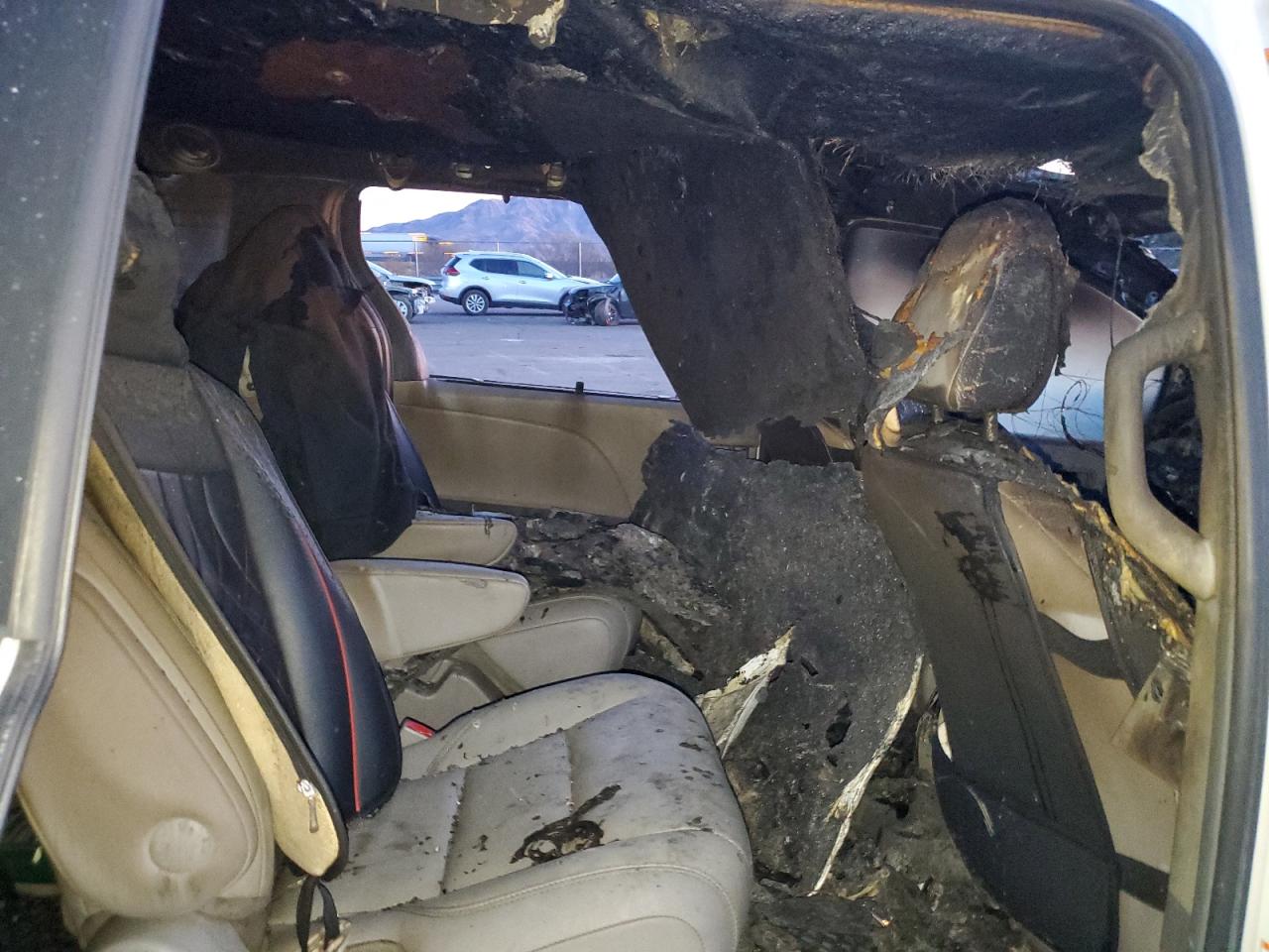 2015 Toyota Sienna VIN 5TDYK3DC3FS646478 Copart auction photo, burn damage thumbnail 11