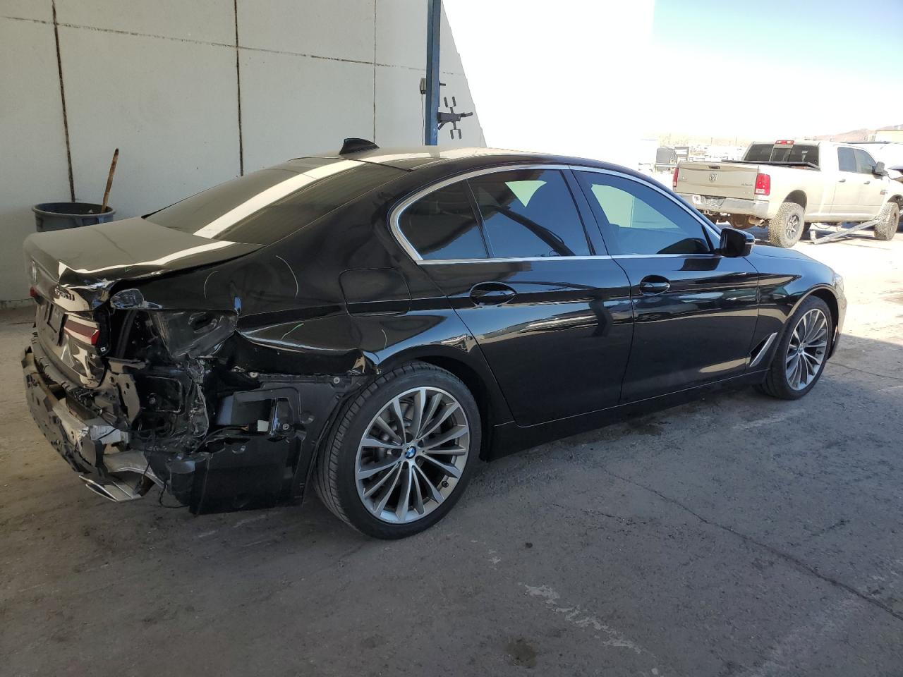 2021 BMW 5er VIN WBA53BH03MWX18073 Copart auction photo, rear end / minor dent/scratches damage thumbnail 3