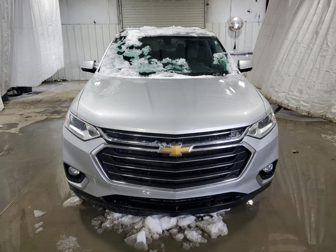 2021 Chevrolet Traverse VIN 1GNEVHKWXMJ148090 Copart auction photo, front end / side damage thumbnail 5