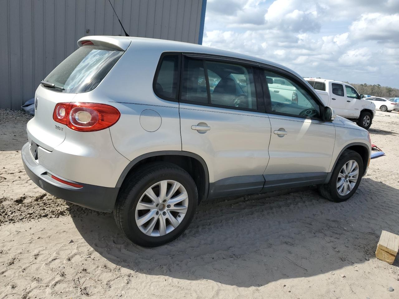 2009 Volkswagen Tiguan VIN WVGAV75N49W535065 Copart auction photo, minor dent/scratches damage thumbnail 3