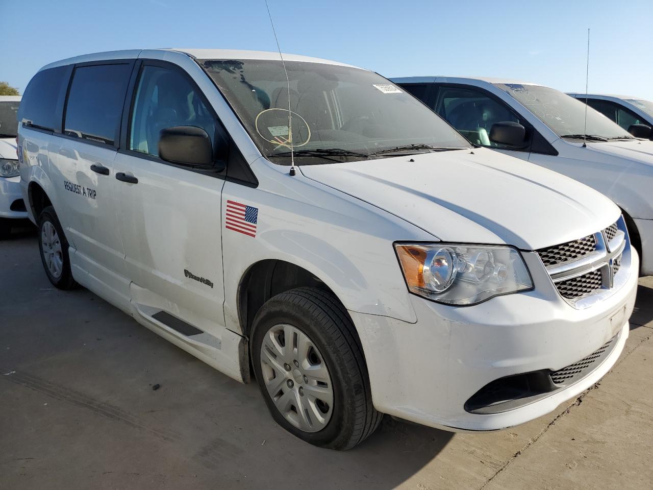 2019 Dodge Caravan VIN 2C7WDGBG4KR698870 Copart auction photo, normal wear damage thumbnail 4
