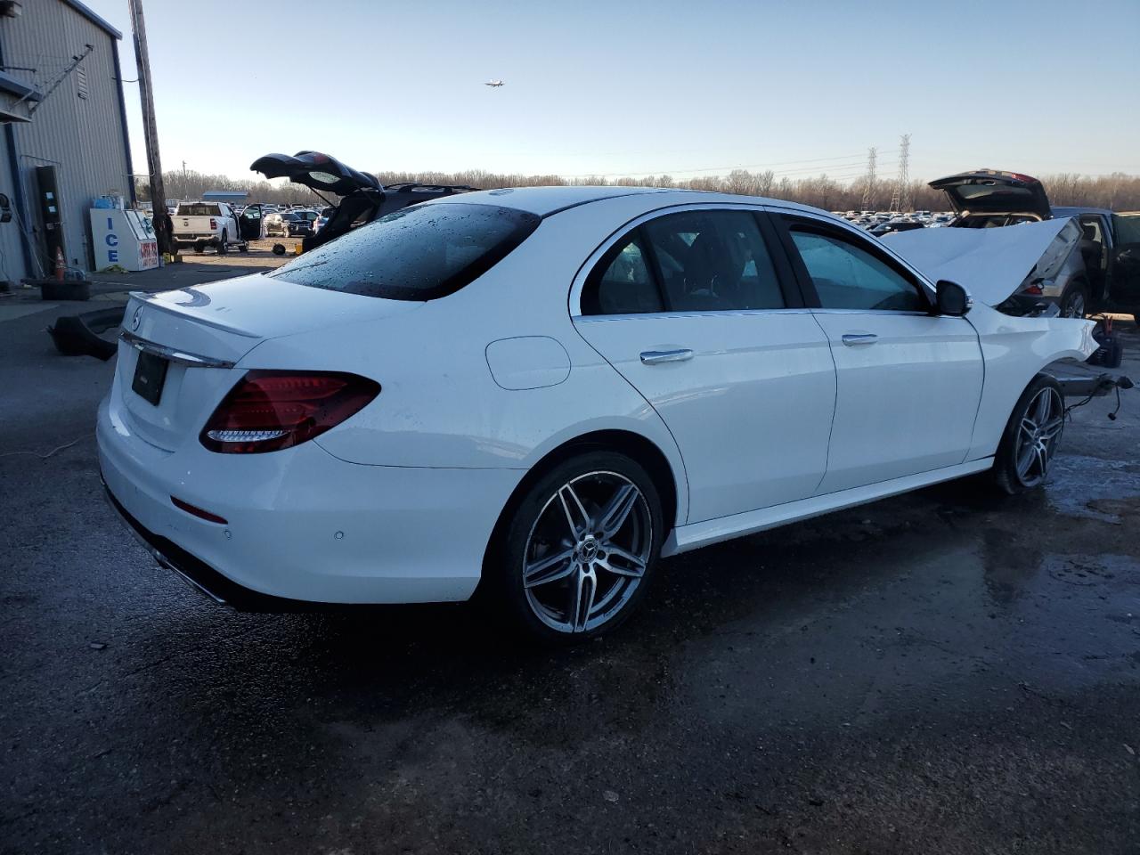 2019 Mercedes-Benz E-klasse VIN WDDZF4JB8KA497945 Copart auction photo, front end / side damage thumbnail 3