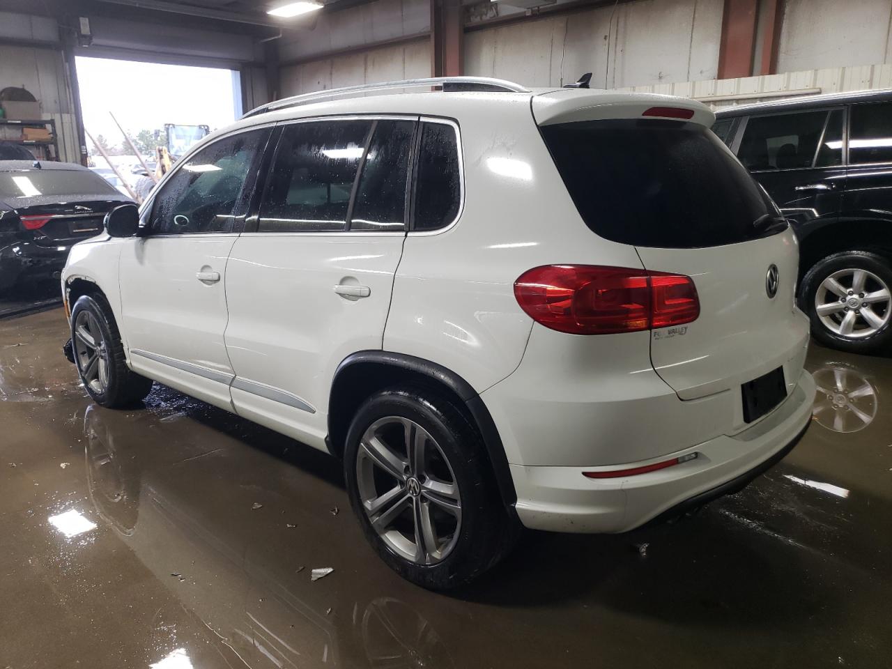 2017 Volkswagen Tiguan VIN WVGTV7AX4HK011923 Copart auction photo, front end damage thumbnail 2