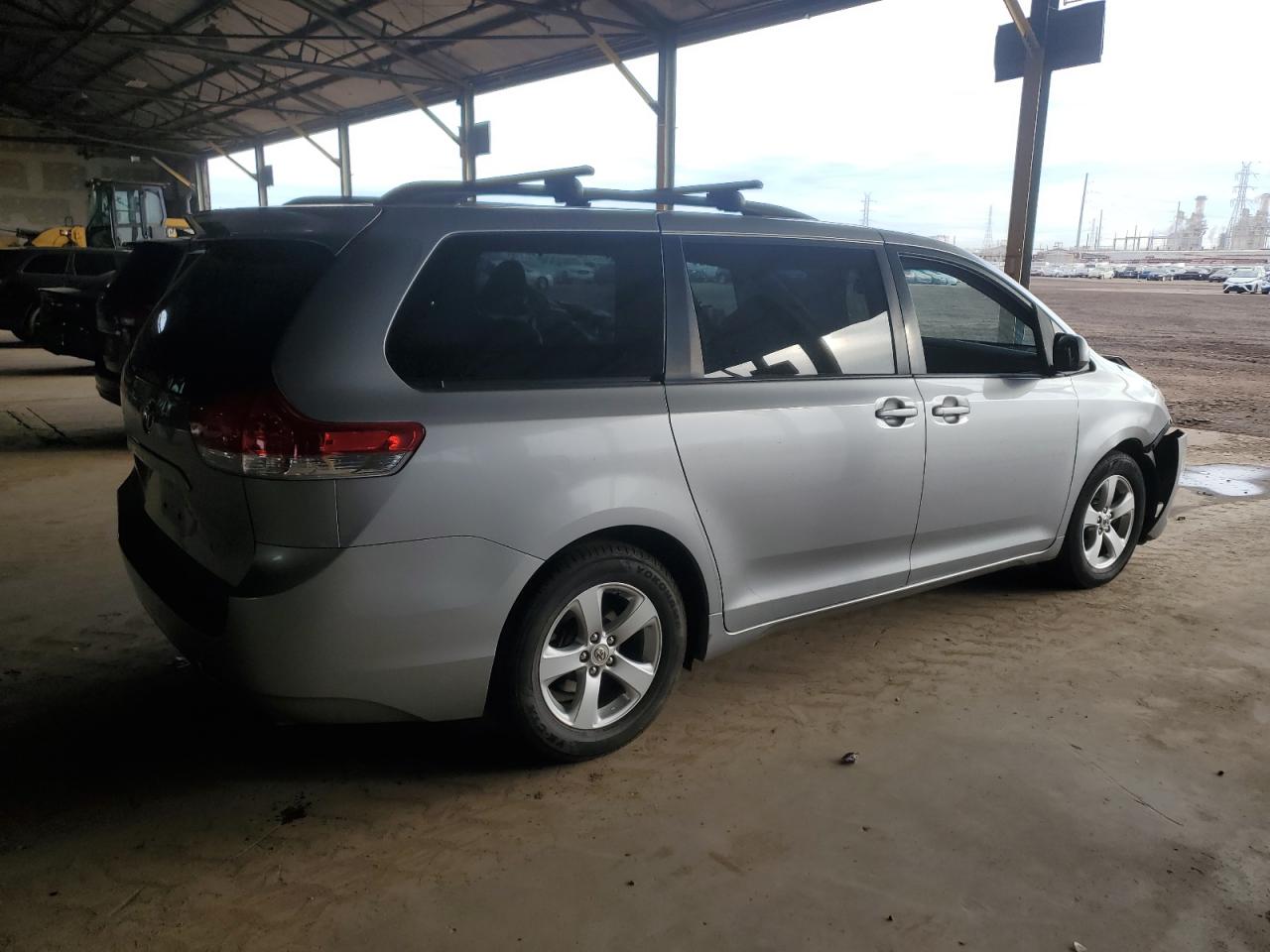 2011 Toyota Sienna VIN 5TDKK3DC4BS045936 Copart auction photo, front end damage thumbnail 3