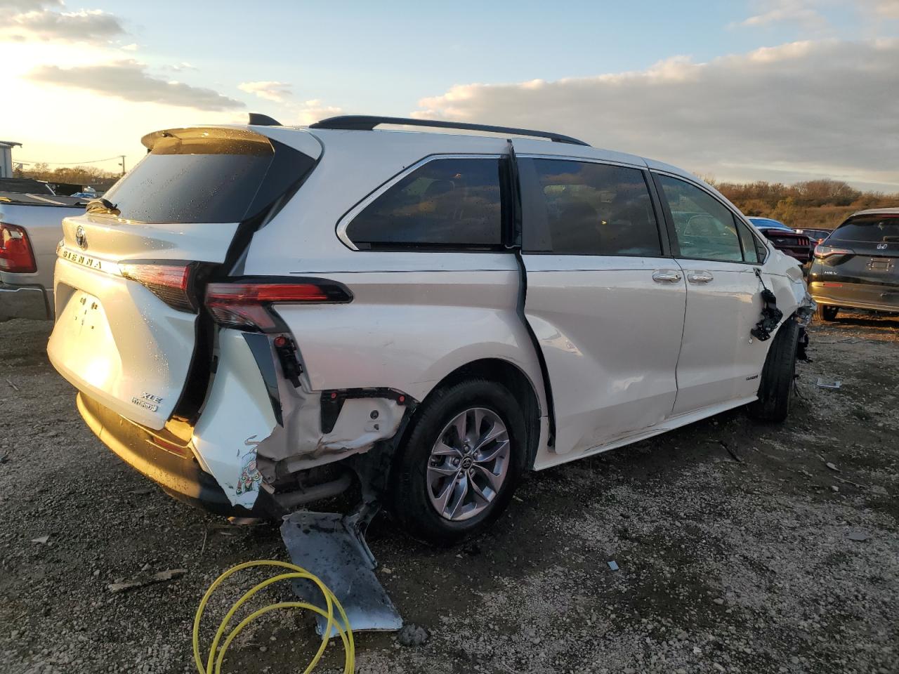 2021 Toyota Sienna VIN 5TDYSKFCXMS026652 Copart auction photo, all over damage thumbnail 3