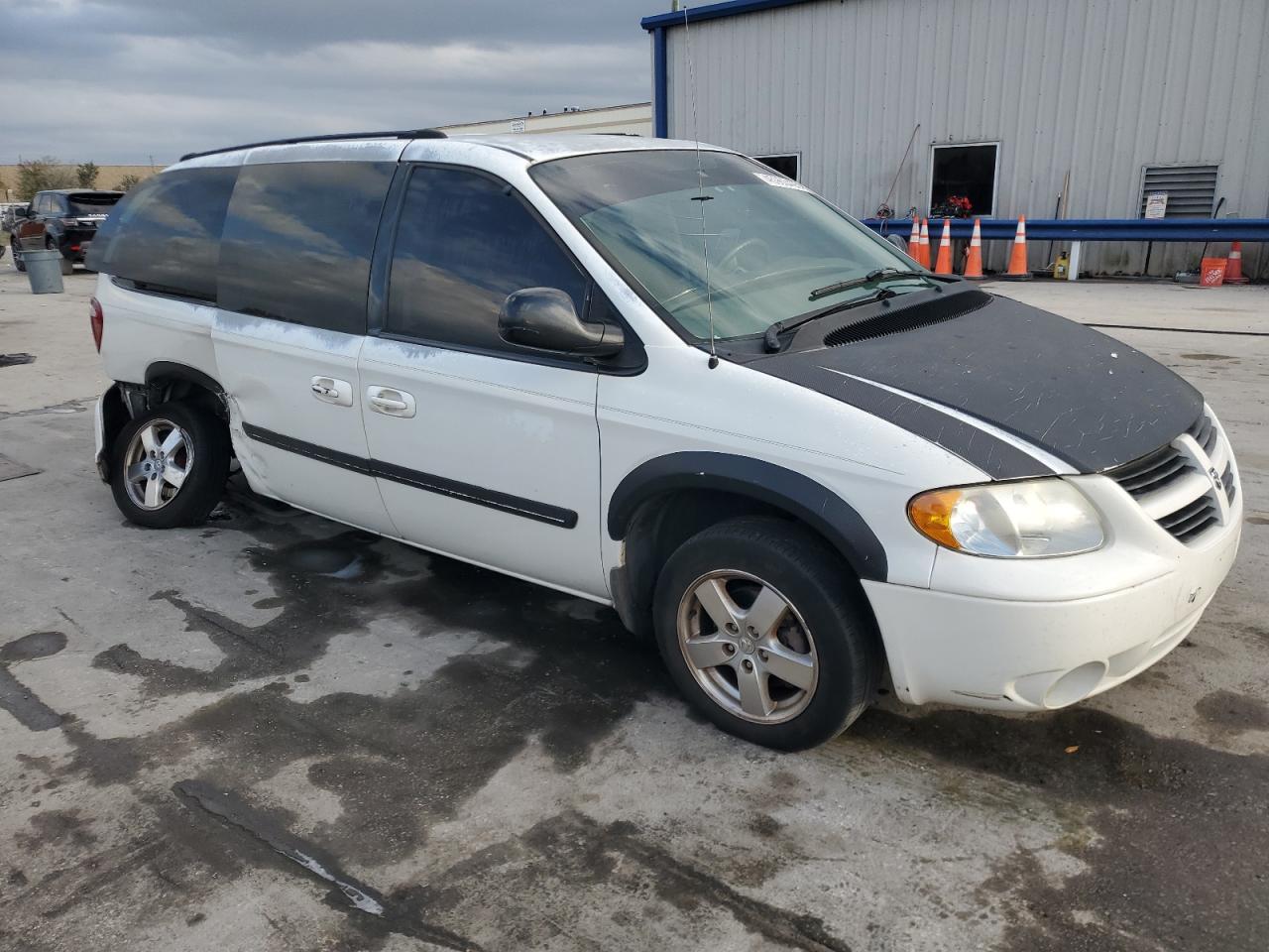 2005 Dodge Caravan VIN 2D4GP44LX5R152972 Copart auction photo, side / rear end damage thumbnail 4