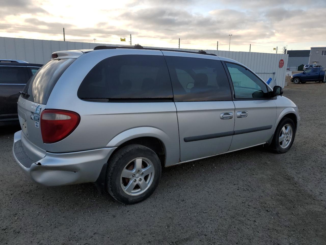 2005 Dodge Caravan VIN 1D4GP24R15B125229 Copart auction photo, vandalism / minor dent/scratches damage thumbnail 3