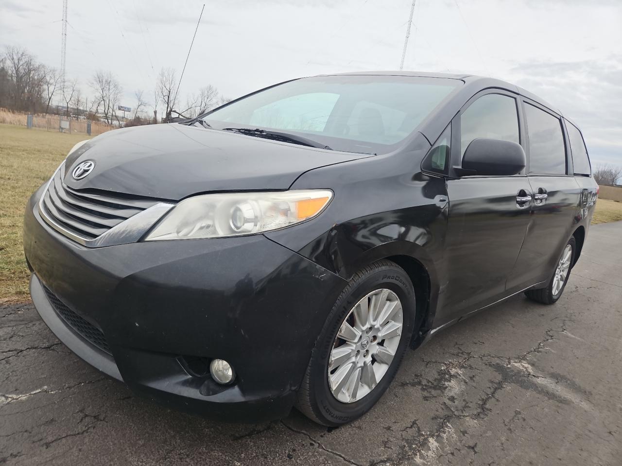 2013 Toyota Sienna VIN 5TDDK3DC7DS064539 Copart auction photo, normal wear / minor dent/scratches damage thumbnail 2