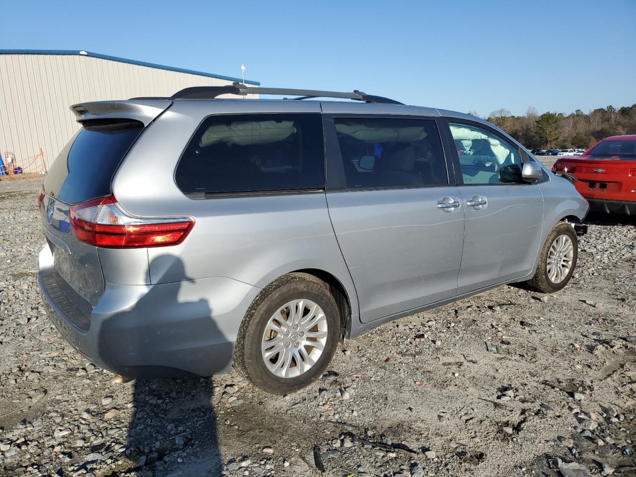 2015 Toyota Sienna VIN 5TDYK3DC5FS637183 Copart auction photo, front end / rear end damage thumbnail 3