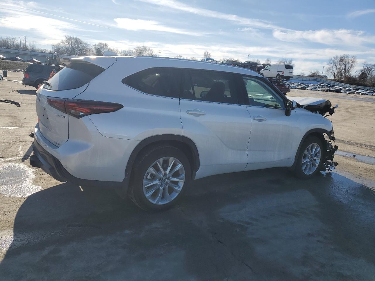 2024 Toyota Highlander VIN 5TDXBRCH6RS613894 Copart auction photo, front end damage thumbnail 3