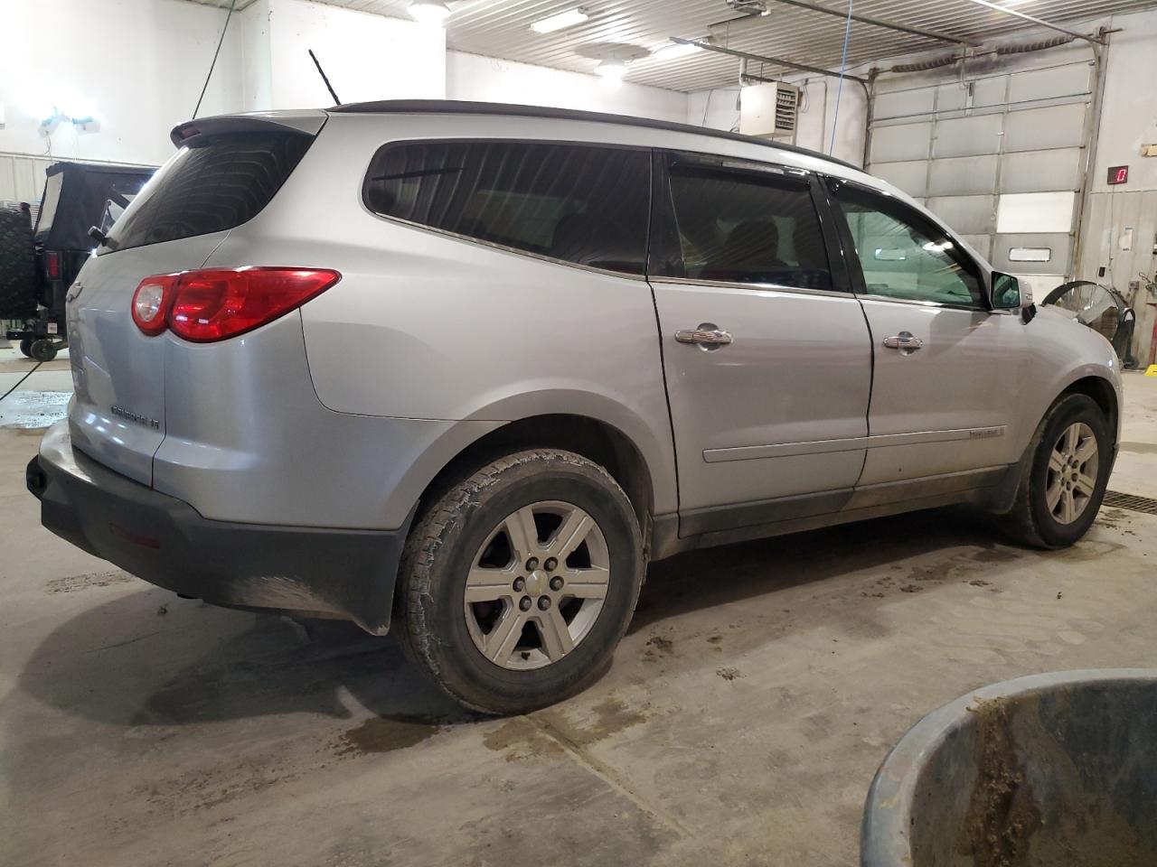 2009 Chevrolet Traverse VIN 1GNER23D09S108682 Copart auction photo, front end / minor dent/scratches damage thumbnail 3