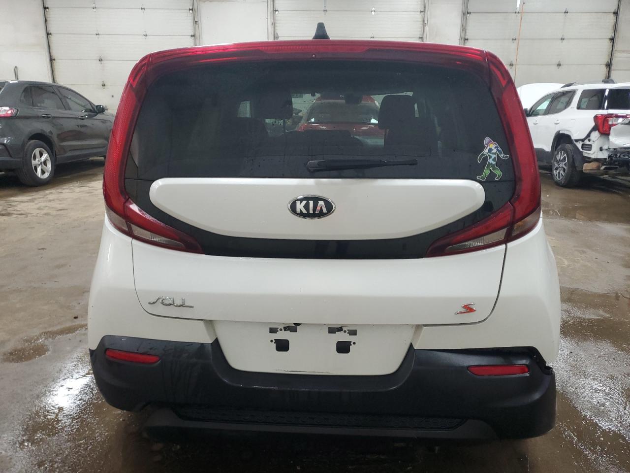 2020 KIA Soul VIN KNDJ23AU0L7056095 Copart auction photo, side / rear end damage thumbnail 6