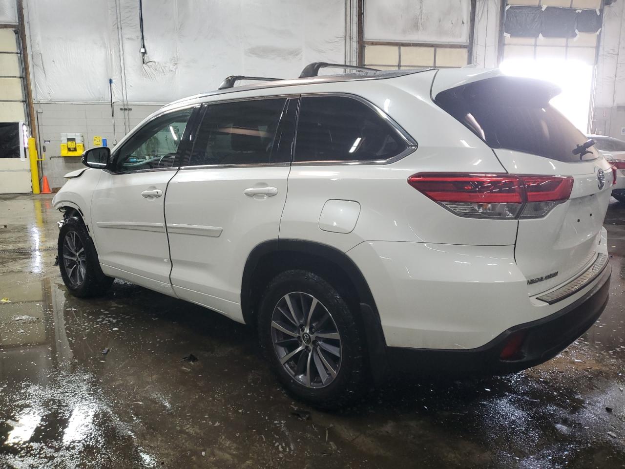 2018 Toyota Highlander VIN 5TDJZRFH1JS552018 Copart auction photo, front end damage thumbnail 2