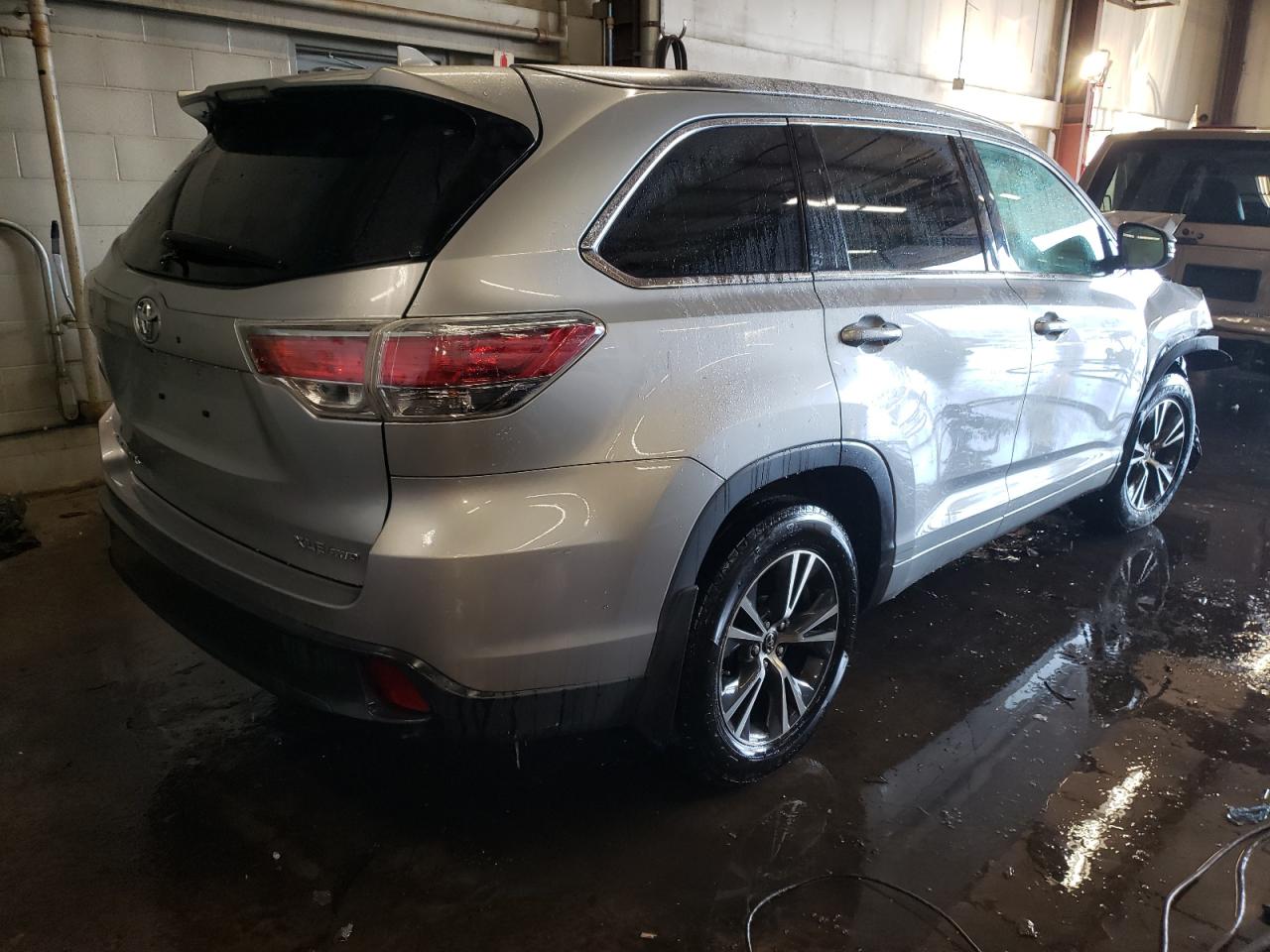 2016 Toyota Highlander VIN 5TDJKRFH9GS234760 Copart auction photo, front end / minor dent/scratches damage thumbnail 3