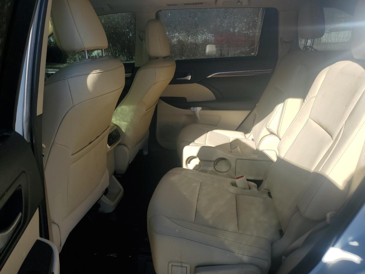 2019 Toyota Highlander VIN 5TDDZRFH2KS952636 Copart auction photo, burn damage thumbnail 11