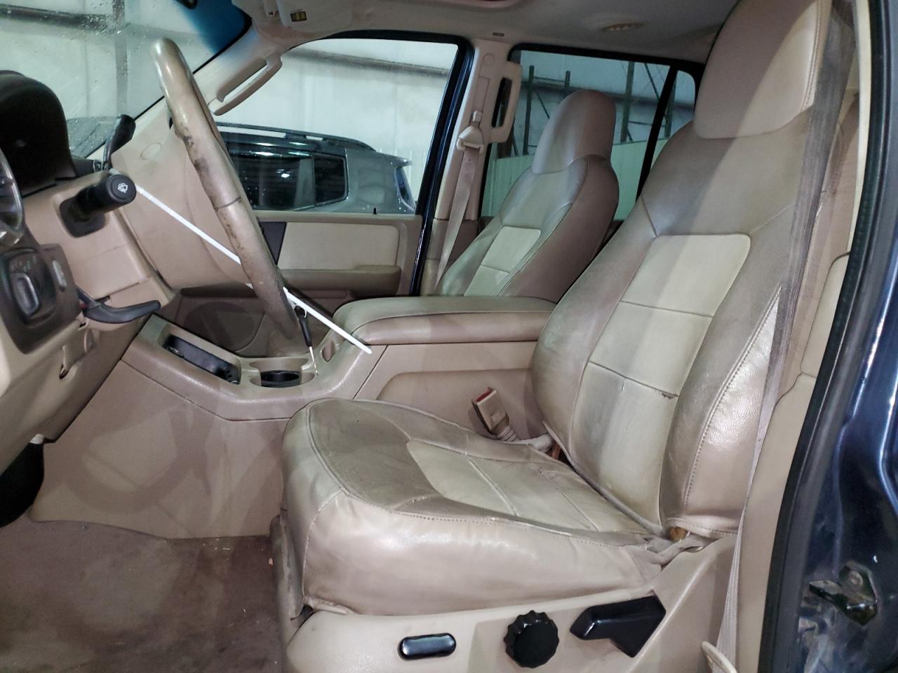 2004 Ford Expedition VIN 1FMEU17W14LB91924 Copart auction photo, front end / side damage thumbnail 7