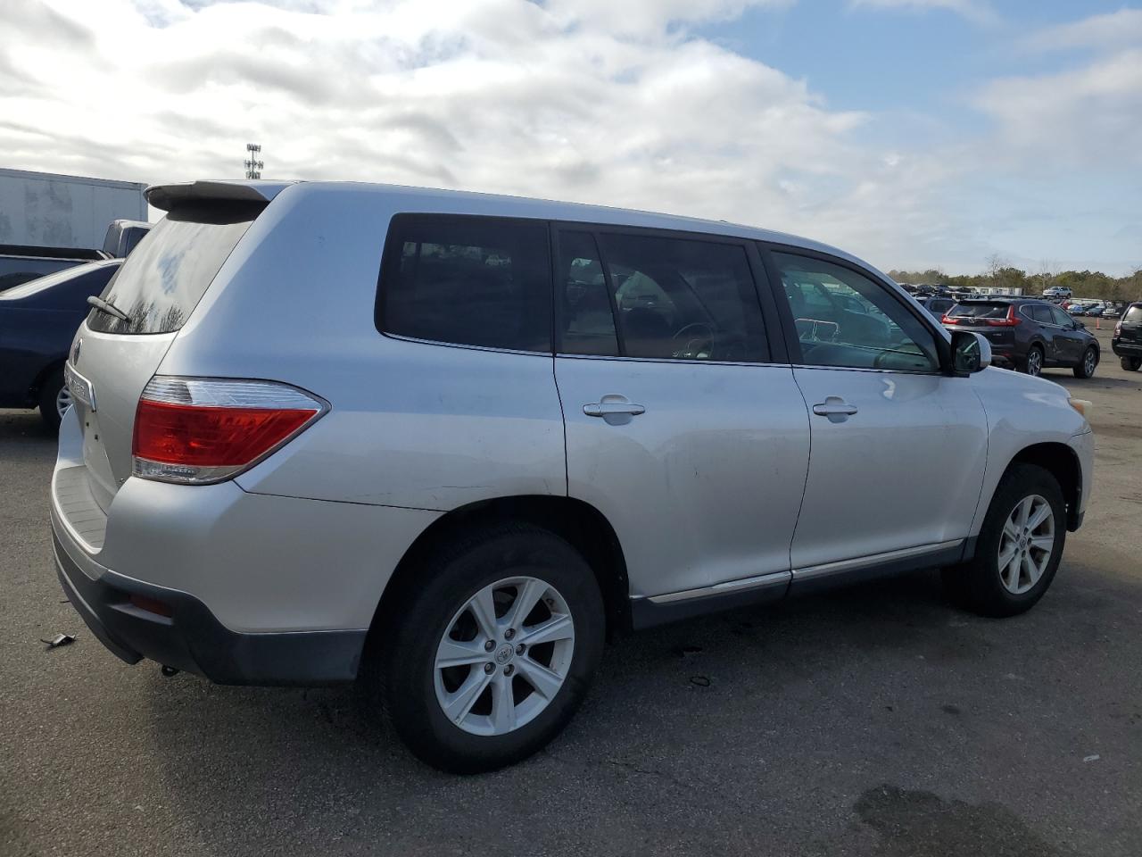 2013 Toyota Highlander VIN 5TDBK3EH4DS235944 Copart auction photo, side / rear end damage thumbnail 3