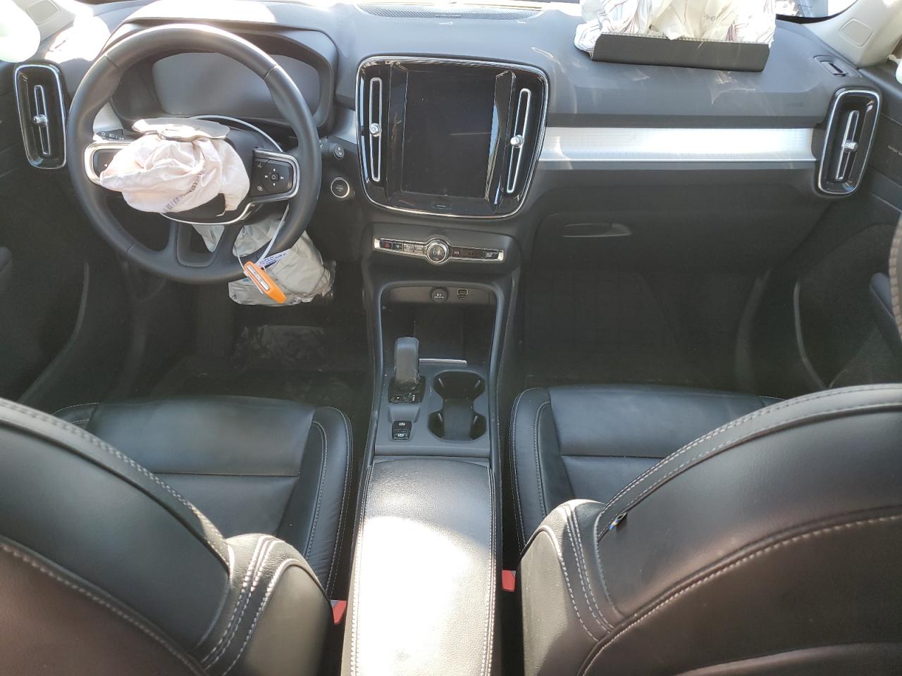 2022 Volvo XC40 VIN YV4162UK5N2640434 Copart auction photo, front end / mechanical damage thumbnail 8