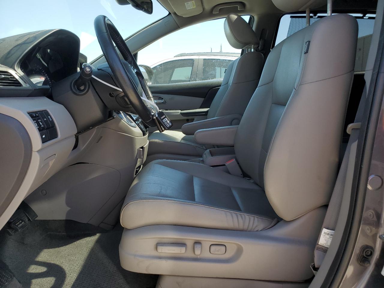 2016 Honda Odyssey VIN 5FNRL5H6XGB100929 Copart auction photo, rear end / minor dent/scratches damage thumbnail 7