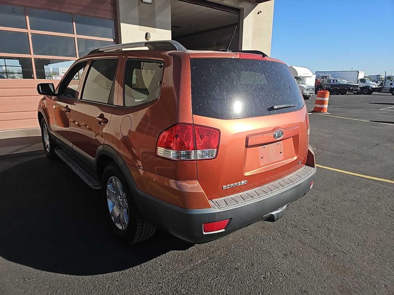 2009 KIA Mohave (borrego) VIN KNDJH741795016267 Copart auction photo, normal wear / minor dent/scratches damage thumbnail 3