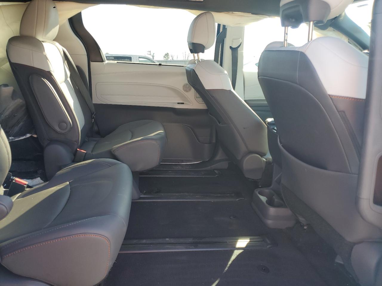 2021 Toyota Sienna VIN 5TDDRKEC8MS053408 Copart auction photo, front end damage thumbnail 11