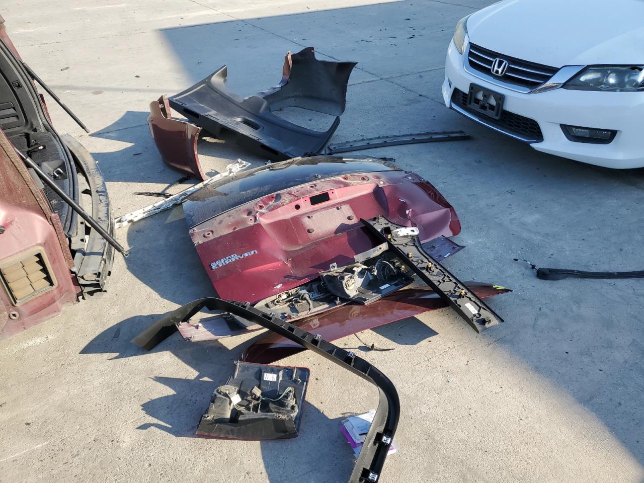 2018 Dodge Caravan VIN 2C4RDGCG3JR137101 Copart auction photo, rear end / front end damage thumbnail 13
