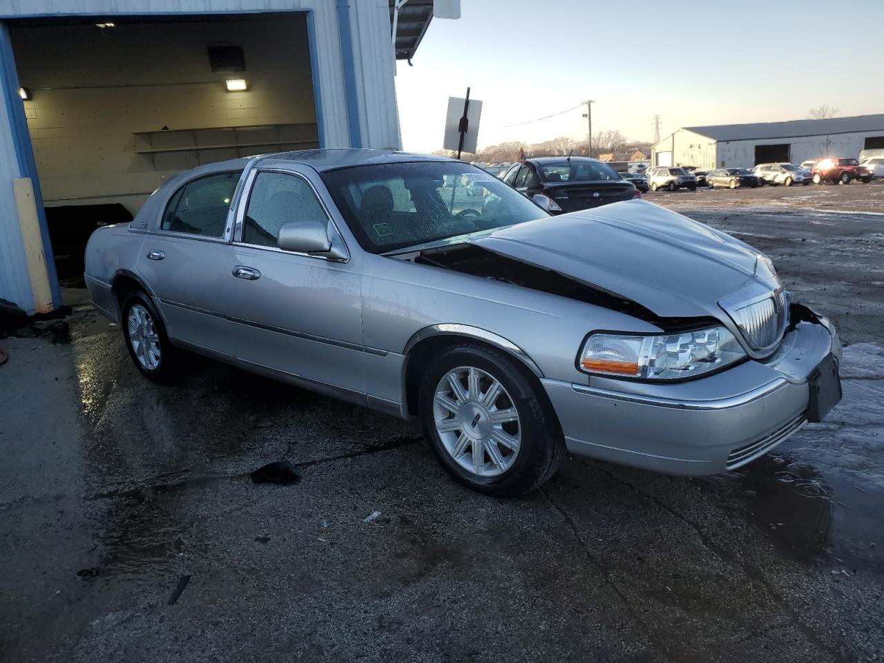 2009 Lincoln Town Car VIN 2LNHM82VX9X625854 Copart auction photo, front end damage thumbnail 4