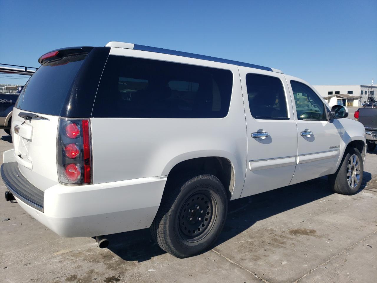 2007 GMC Yukon VIN 1GKFK66877J358709 Copart auction photo, minor dent/scratches damage thumbnail 3