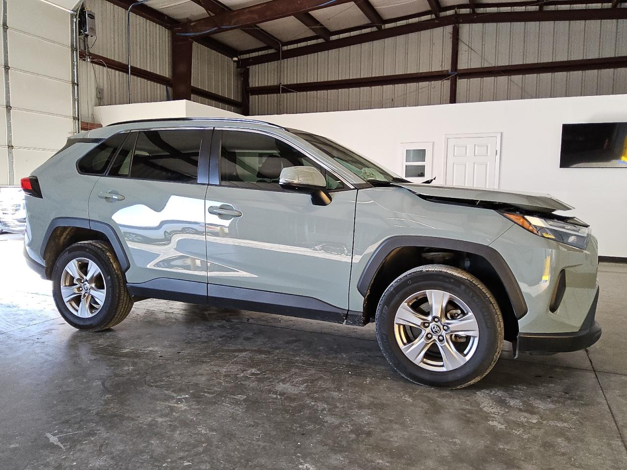 2022 Toyota RAV 4 VIN 2T3W1RFV9NW196182 Copart auction photo, front end damage thumbnail 4