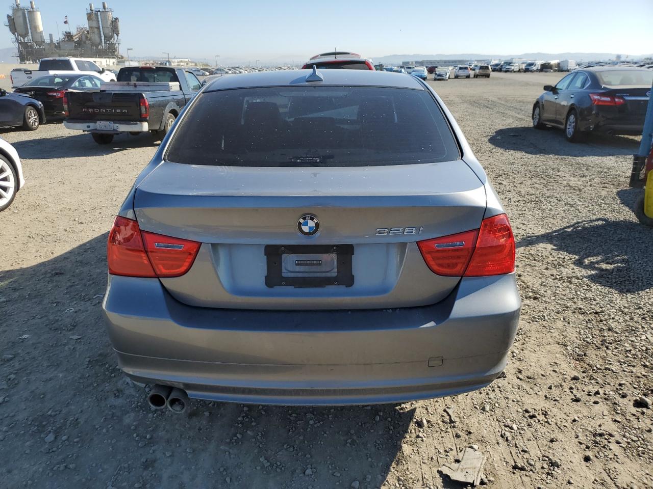 2011 BMW 3er VIN WBAPH5G52BNM75626 Copart auction photo, front end damage thumbnail 6