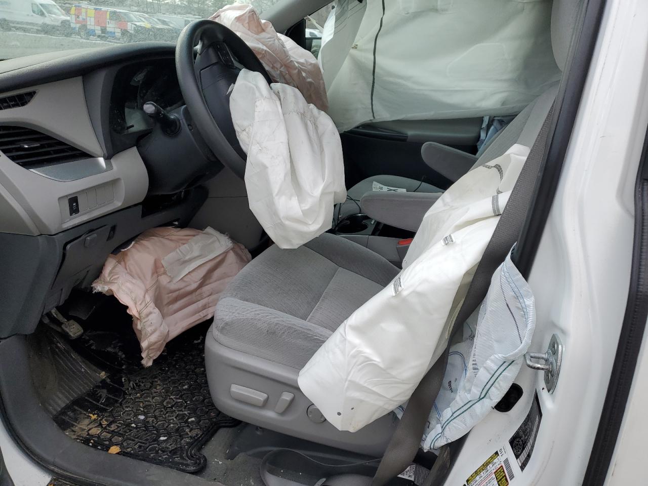 2015 Toyota Sienna VIN 5TDKK3DC8FS631786 Copart auction photo, front end / minor dent/scratches damage thumbnail 7