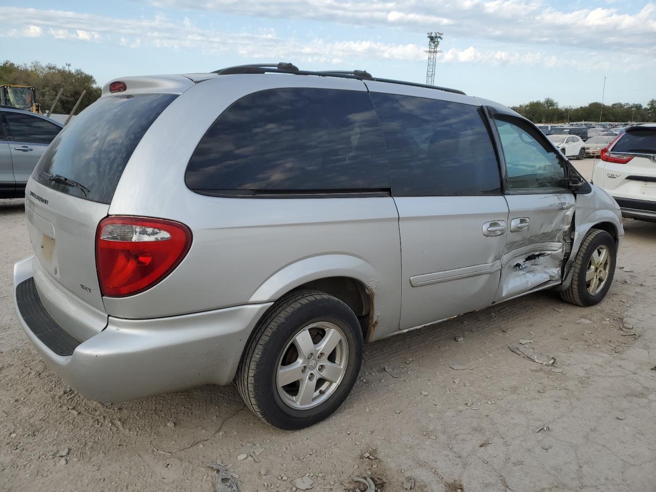 2007 Dodge Caravan VIN 2D4GP44L77R186807 Copart auction photo, side / front end damage thumbnail 3