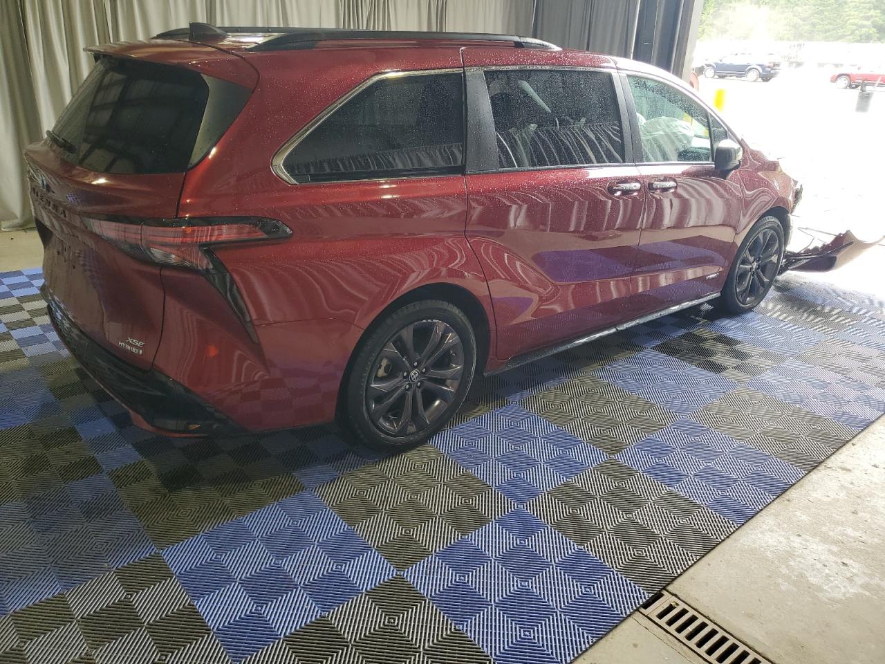 2021 Toyota Sienna VIN 5TDDRKEC1MS021660 Copart auction photo, front end damage thumbnail 3
