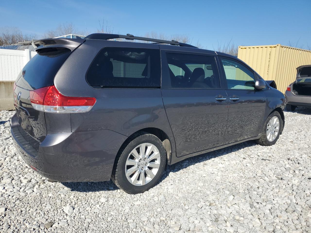 2011 Toyota Sienna VIN 5TDDK3DC2BS026875 Copart auction photo, front end / minor dent/scratches damage thumbnail 3
