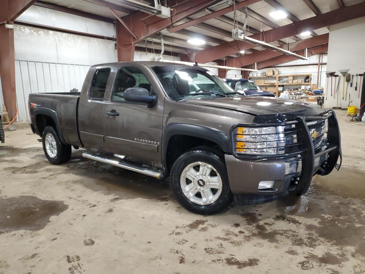 2007 Chevrolet Silverado VIN 1GCEK19067Z581678 Copart auction photo, front end / side damage thumbnail 4