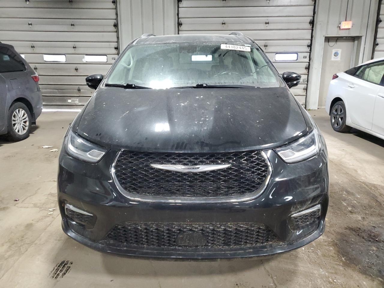 2021 Chrysler Pacifica VIN 2C4RC1BG1MR588470 Copart auction photo, vandalism damage thumbnail 5