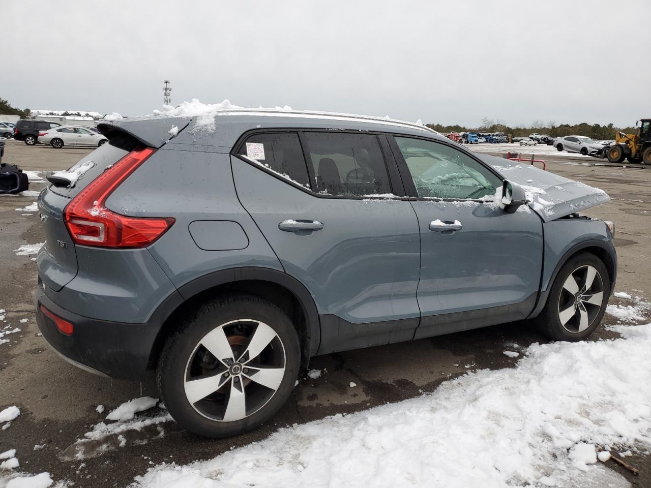 2020 Volvo XC40 VIN YV4162UK3L2180557 Copart auction photo, front end / minor dent/scratches damage thumbnail 3