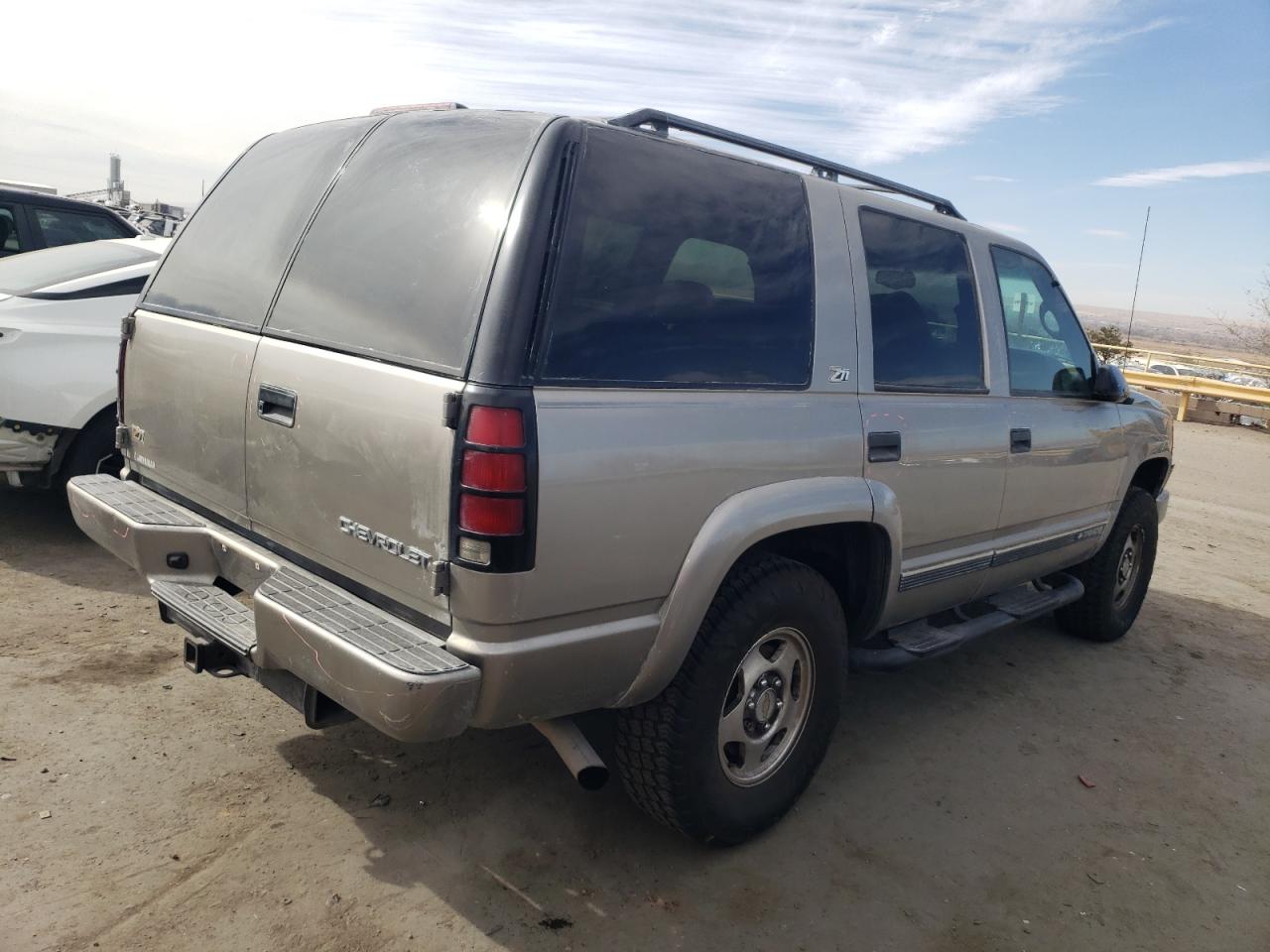 2000 Chevrolet Tahoe VIN 1GNEK13R6YR187338 Copart auction photo, front end / minor dent/scratches damage thumbnail 3
