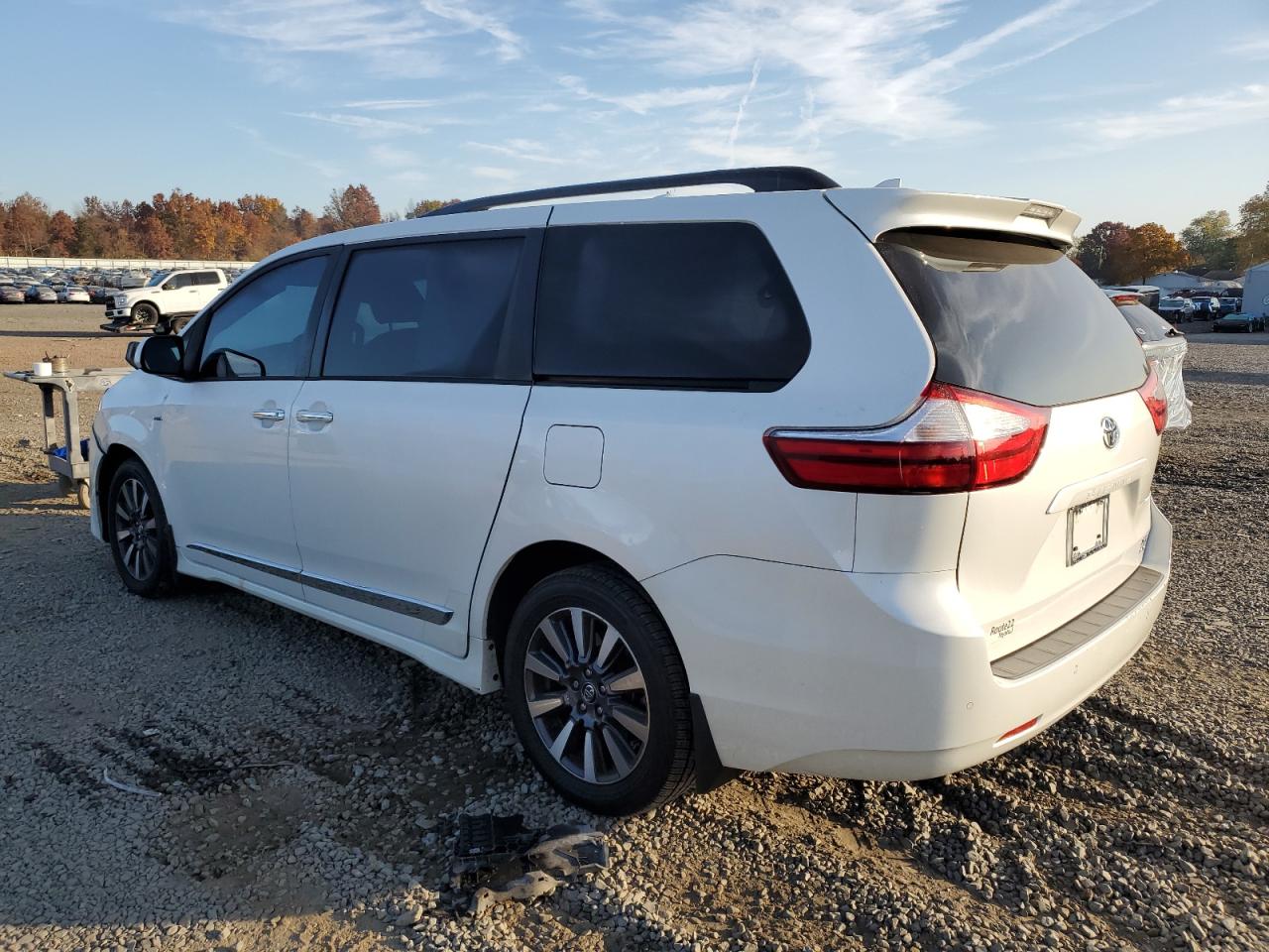 2019 Toyota Sienna VIN 5TDDZ3DC6KS221292 Copart auction photo, front end damage thumbnail 2