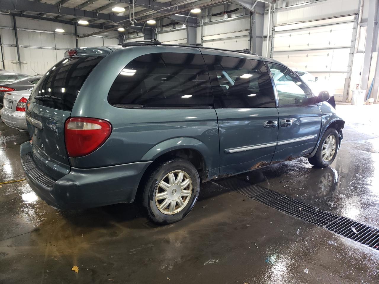 2005 Chrysler Town & Country VIN 2C4GP54L65R313739 Copart auction photo, front end / side damage thumbnail 3