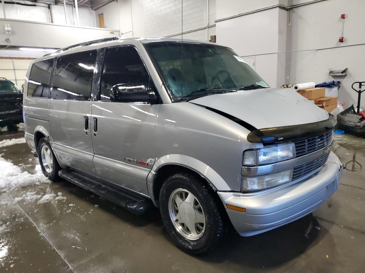 2000 Chevrolet Astro VIN 1GNEL19W5YB177144 Copart auction photo, front end / side damage thumbnail 4