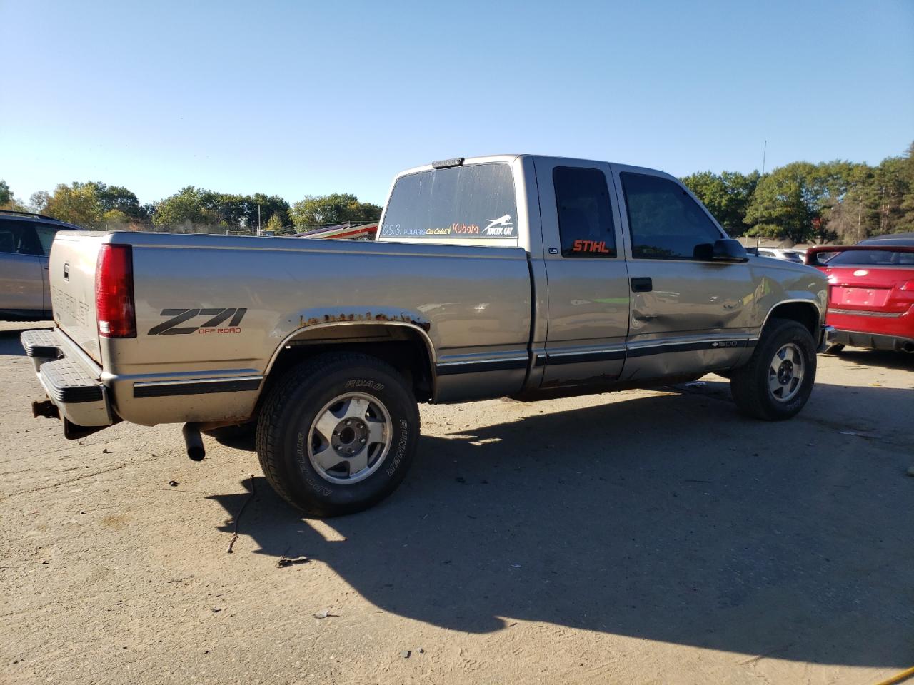 1999 Chevrolet GMT-400 VIN 1GCEK19R4XR131820 Copart auction photo, side / front end damage thumbnail 3