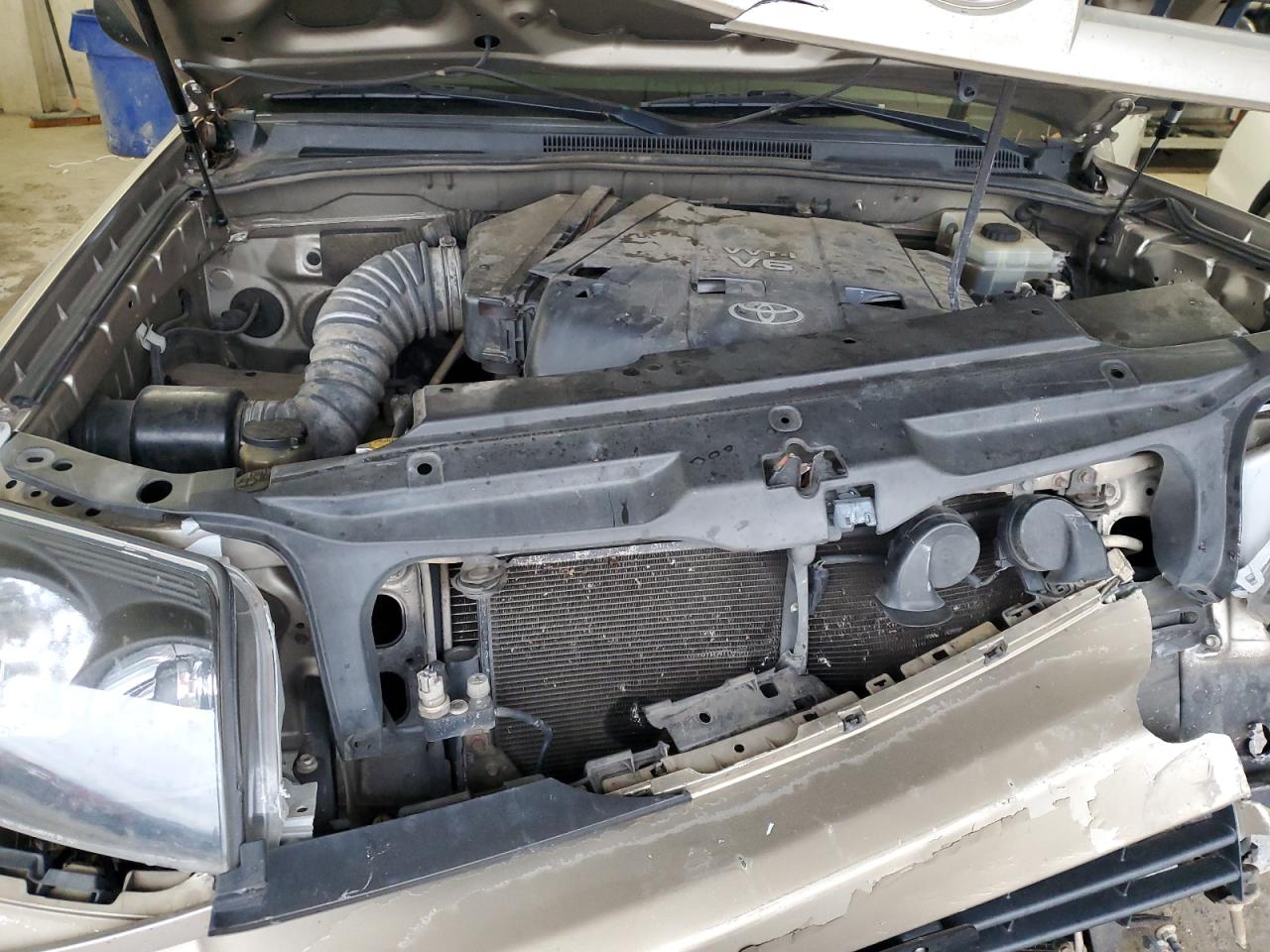 2004 Toyota 4Runner VIN JTEZU14RX40023233 Copart auction photo, front end / minor dent/scratches damage thumbnail 12
