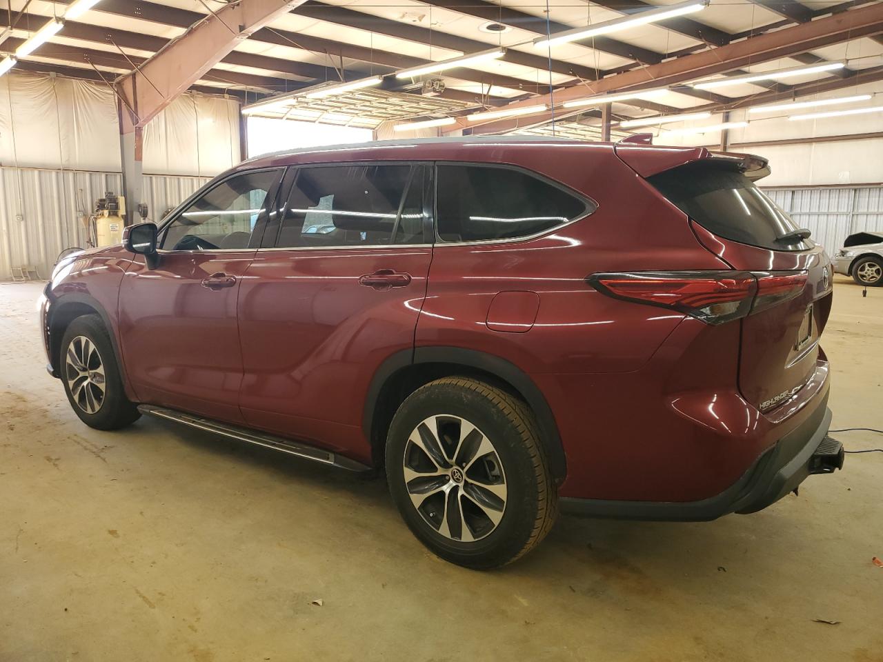 2022 Toyota Highlander VIN 5TDGZRAH1NS135845 Copart auction photo, front end damage thumbnail 2