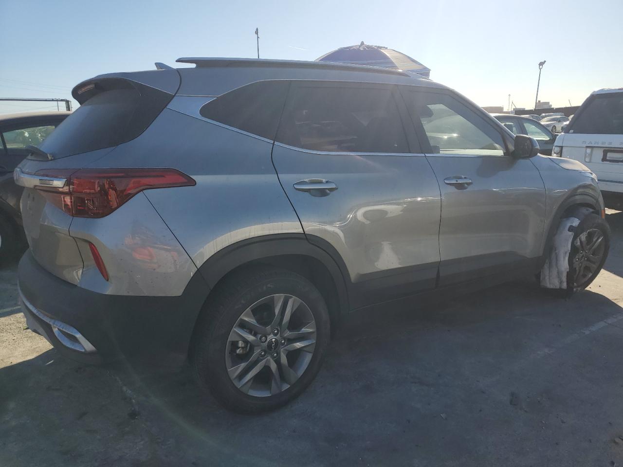 2023 KIA Seltos VIN KNDEU2AA6P7429402 Copart auction photo, side / undercarriage damage thumbnail 3