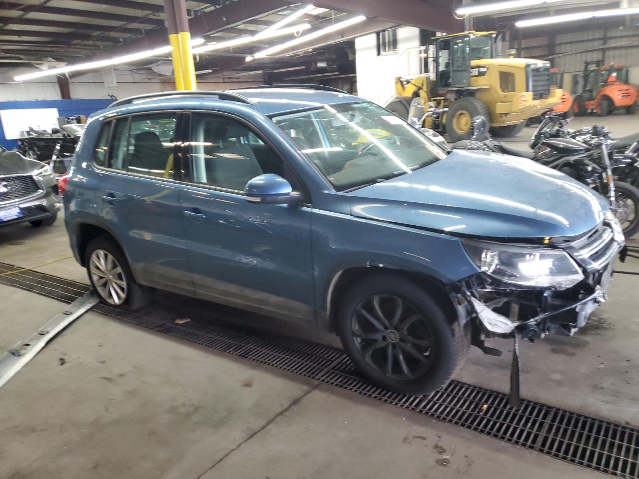 2017 Volkswagen Tiguan VIN WVGBV7AX7HK042479 Copart auction photo, all over damage thumbnail 4