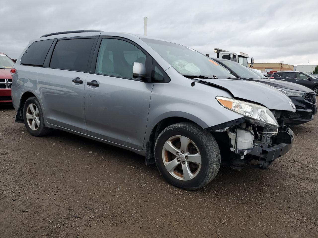 2011 Toyota Sienna VIN 5TDZK3DCXBS099868 Copart auction photo, front end / rear end damage thumbnail 4
