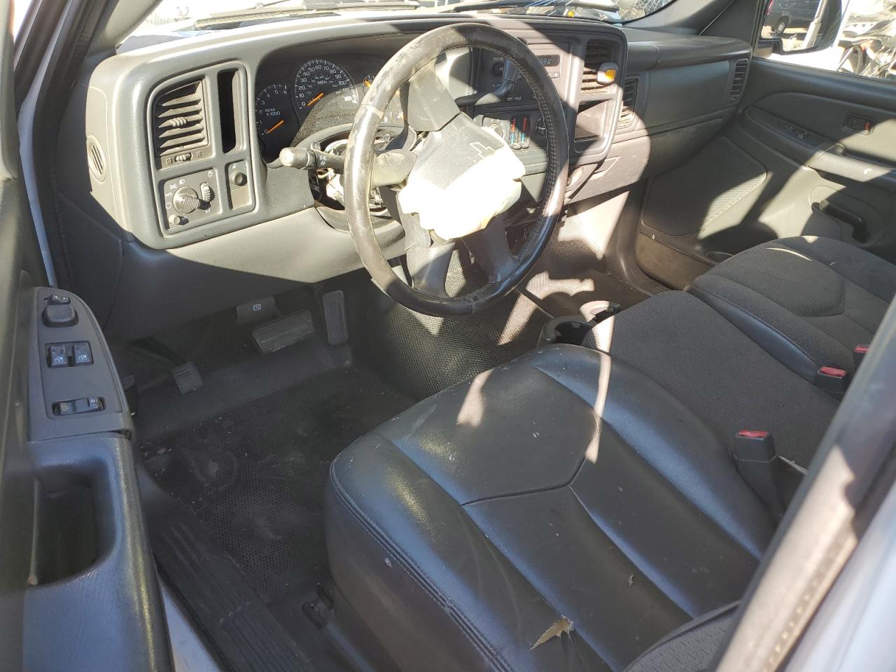 2005 Chevrolet Silverado VIN 1GCEC14Z65Z254794 Copart auction photo, vandalism / front end damage thumbnail 8